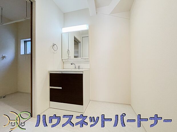 大きく見やすい三面鏡で清潔感ある洗面台は、身だしなみチェックや肌のお手入れに最適です。何かと物が増える場所だからこそ、スッキリと見映えの良い空間に拵えました。