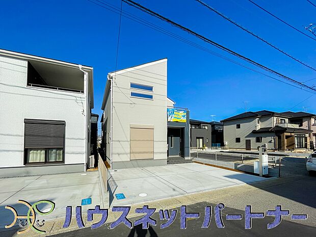 街に溶け合う美しい景観と、採光や風通しを考えて設計された間取り。近隣の視線を考え調整した窓位置など、外観だけでなく、住まうご家族の心地よさを最優先しました。