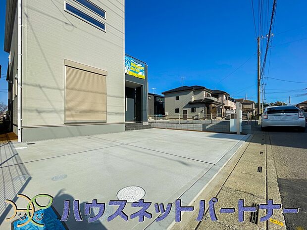 カースペース並列2台可。道路に面したカースペース。ストレスフリーなカーライフ。