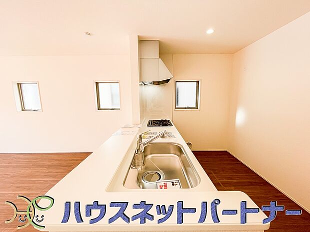 キッチンカウンターがあると配膳が楽なことがメリットの一つ。後片付けをするときも、ダイニングテーブルからあまり動かずに流し台へ運ぶことができるので便利です♪