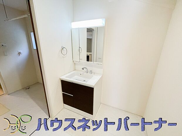 広い脱衣所、洗面台も大きなサイズを設置。建売では見ない広さと解放感。