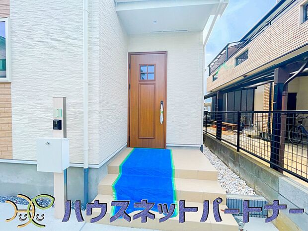 玄関前に季節のお花を置いて可愛く演出してみてはいかがですか。楽しいお家造りが待っています。