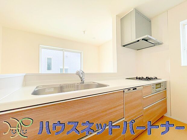 カウンターキッチンは広くて収納力もあるので、快適に料理をすることができます。食器や炊事用具を手の届くところに配置しやすいため調理もスピーディーです。