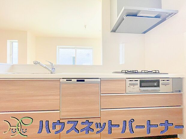 キッチン吊戸棚を無くす事によって、コミュニケーションを重視した設計に致しました。区画によって変わる一体感を、実際にご覧になって頂けましたらと思います。