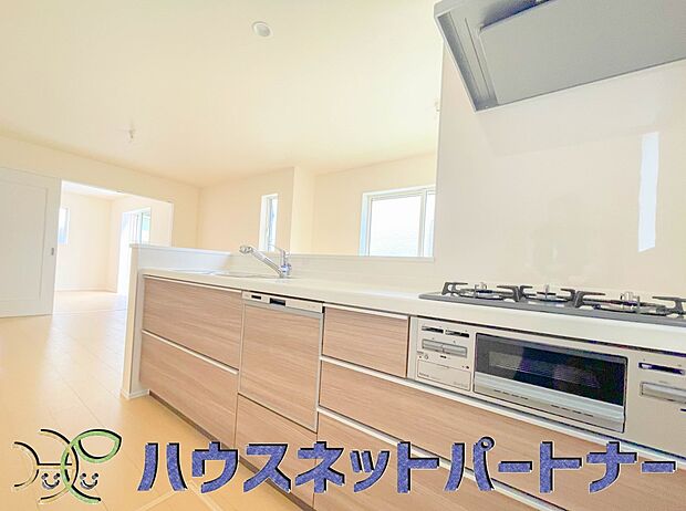 三口コンロで料理の幅を拡げてくれる使いやすいシステムキッチンを採用。洗い場も大きいので野菜や食器を洗ったりする際にも捗り、奥様の強い味方となってくれるはずです。