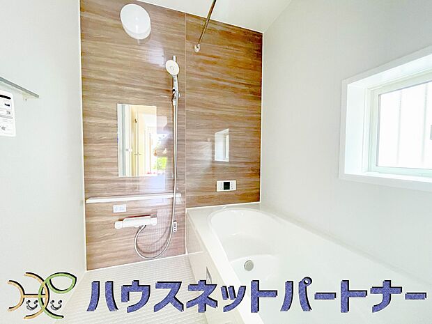 窓がある浴室は心地よいバスタイムを演出してくれます。たまには本を読みながら半身浴もいいですね。