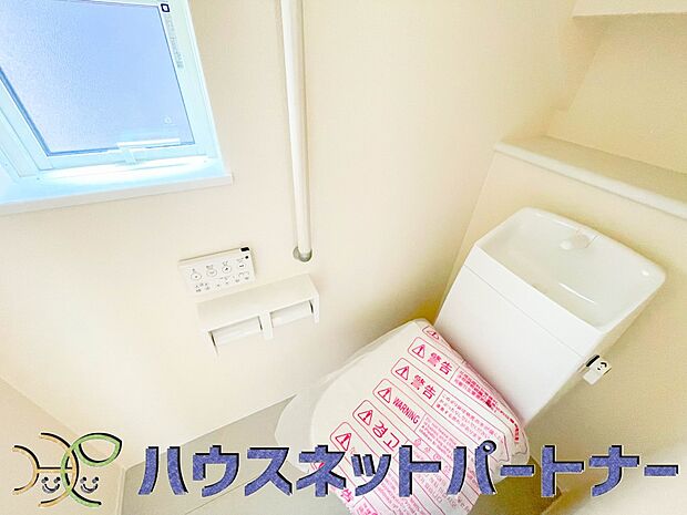 明るい窓から光が差し込むトイレはシャワー付き。癒しの空間になります。