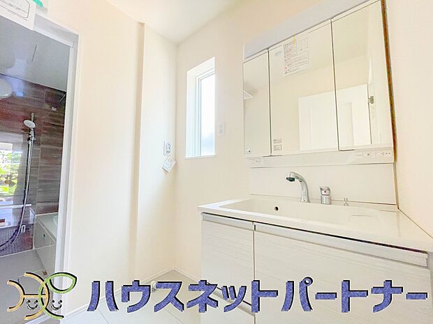 十分な大きさの洗面台は、身だしなみチェックや歯磨きなど、朝の慌ただしい時間でもホテルライクなスペースで余裕とゆとりを感じて頂けます。