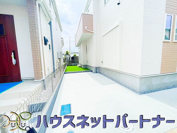 駐車場がある戸建を持つ最大のメリットは、駐車場代金を支払い続ける必要がないことです。賃貸住宅に住んでいる方が、戸建の購入を考えるきっかけに挙げることが多いようです。
