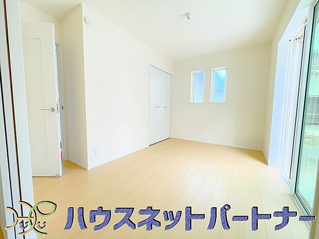 リビング隣の洋室は、お子様の勉強ルームや、趣味を楽しむお部屋としてもいいですね。