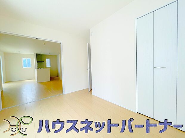 リビングのお隣の洋室は、ホームパーティーの時に開放して楽しい空間作りが出来ます。