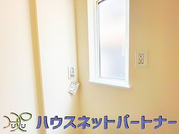 毎日使う洗濯機。しっかりと奥行きのある置き場が確保されています。