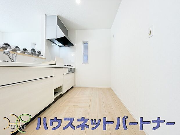 キッチン吊戸棚を無くす事によって、コミュニケーションを重視した設計に致しました。区画によって変わる一体感を、実際にご覧になって頂けましたらと思います。