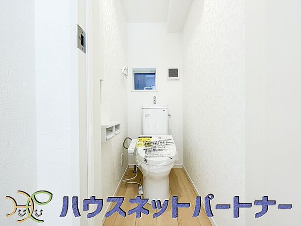 快適な生活を送るための必須アイテムとなった洗浄機能付トイレ。おしり洗浄、ビデ洗浄、暖房便座の3つの機能を標準装備しています。