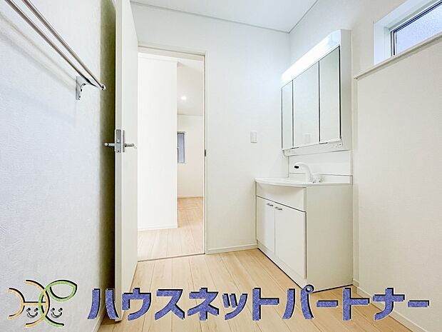 大きく見やすい三面鏡で清潔感ある洗面台は、身だしなみチェックや肌のお手入れに最適です。何かと物が増える場所だからこそ、スッキリと見映えの良い空間に拵えました。