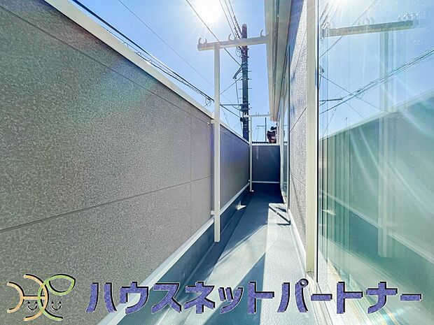 南向きバルコニーから明るい陽射しと爽やかな風がお部屋へと流れ込む、心地よい空間です。2部屋続きなのでお布団も沢山干せますね。