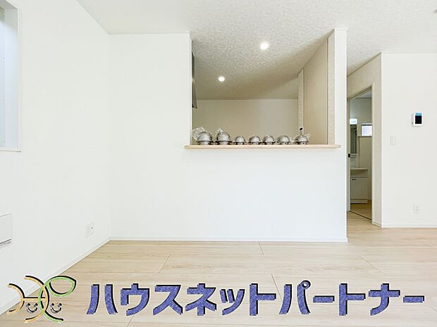 忙しい朝でも家族揃って食事をして頂ける、ゆとりある大きさのダイニングスペース。奥様の手料理をカウンター越しに受けとって頂き、テーブルで囲む素敵な時間を存分にお愉しみ下さい。