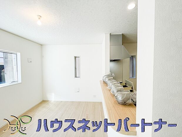 家族の様子を見ながらキッチンでお料理。一日の出来事を会話しながらの家事は嬉しいコミュニケーション。