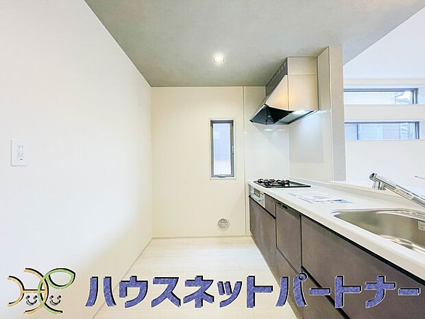 家族の様子を見ながらキッチンでお料理。一日の出来事を会話しながらの家事は嬉しいコミュニケーション。