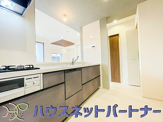 カウンターキッチンは広くて収納力もあるので、快適に料理をすることができます。食器や炊事用具を手の届くところに配置しやすいため調理もスピーディーです。