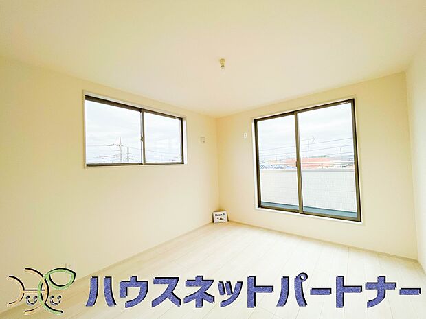 ベッドを置いて主寝室をイメージ。それでも広々してますね。
