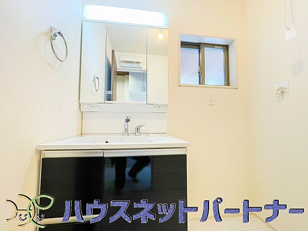 明るい清潔感のある洗面所は、鏡も大きくシンクが広々。朝の支度も楽にこなせます。
