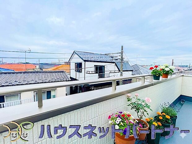 周りに高い建物が無いため、陽射しが燦々と降注ぐワイドバルコニー。毎日の生活を楽しくさせてくれます。