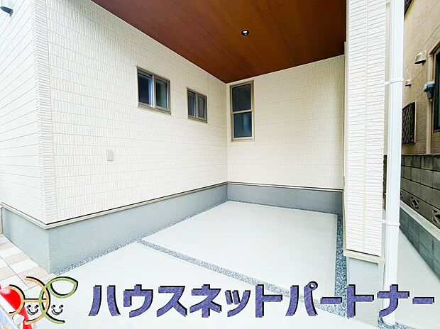 ビルトインガレージは、雨に濡れない。激しい雨の日に買い物から帰ってきたときなど、荷物も自分も濡れずに家の中に入れることは、奥さまにとってもうれしいはず。