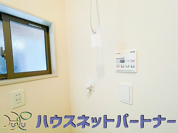 毎日使う洗濯機。しっかりと奥行きのある置き場が確保されています。
