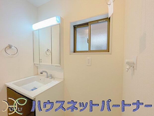 広い脱衣所、洗面台も大きなサイズを設置。戸建では見ない広さと解放感。