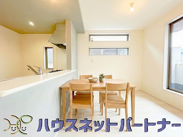 明るく開放的なダイニング。※家具はイメージです。