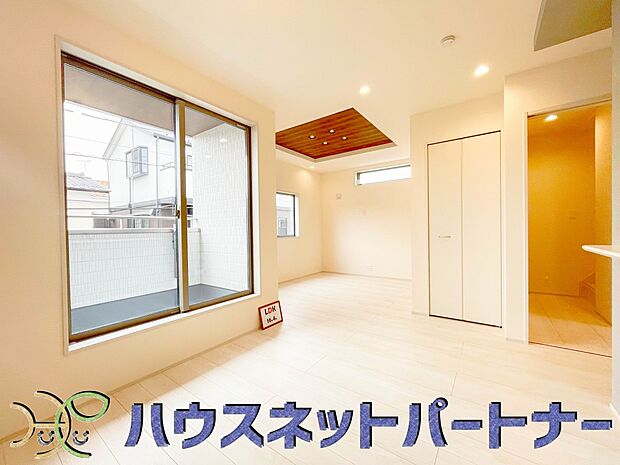 リビングは、食事スペースと寛げる場所設けてもまだ余裕の広さ。明るい光が照らしてくれます。