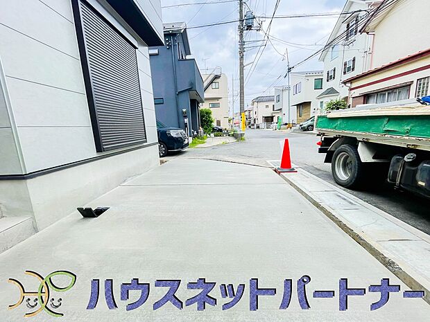 前面道路でお車を駐車するのも楽々。
