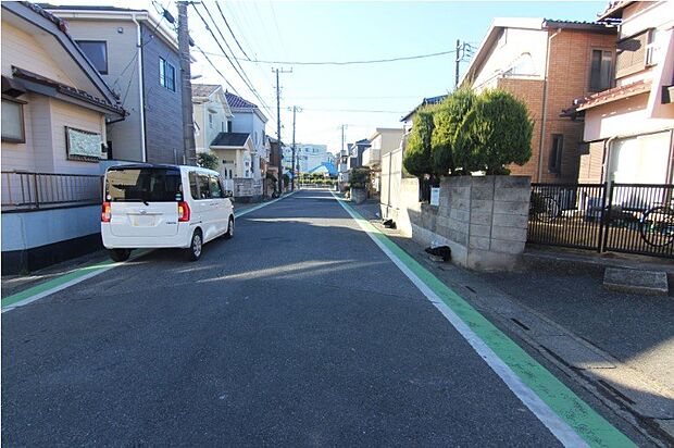 前面道路の日当たりの良い明るいお家。