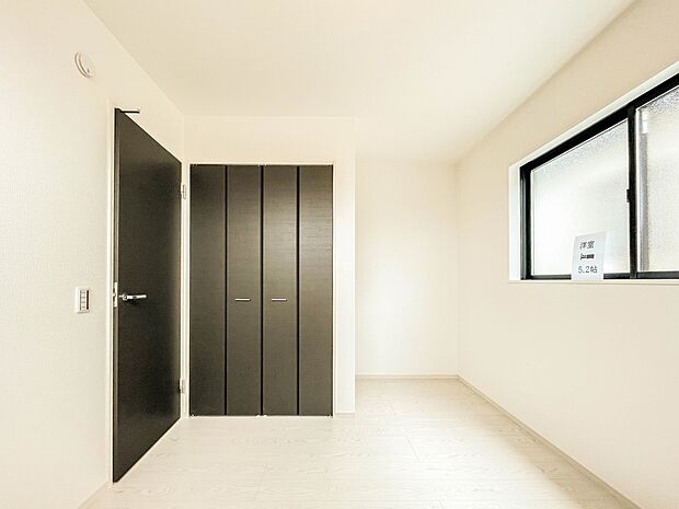 独立性を高めたお部屋。たっぷりの収納も配備しており、片付いた空間を現実出来そう。陽光も降り注ぐ明るく開放的な空間が魅力的。