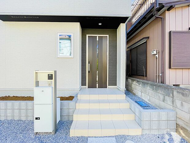 宅配ボックス。好きな時間にいつでも荷物を受取れるため、到着時間を気にして自宅で待機したり、再配達の連絡をする手間がかかりません。共働きなど不在が多い方、ネット通販の利用が多い方に大変便利。