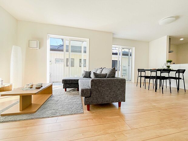 通風・採光に優れ、心地よい光と風が溢れています。 贅沢で豊かな居住性と、プライドを満たすクオリティが見事に調和した住空間。新築ならではの快適なひとときをご体感頂ける筈です。