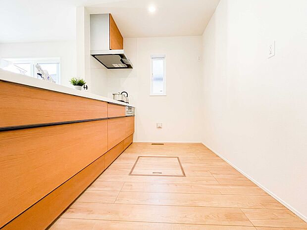 明るい自然光が入る作業スペースを多くとったキッチン採用。夫婦揃ってキッチンに立っても調理がしやすく、家事をしながら会話も弾みます。食器類もすっきりと片付く収納力。