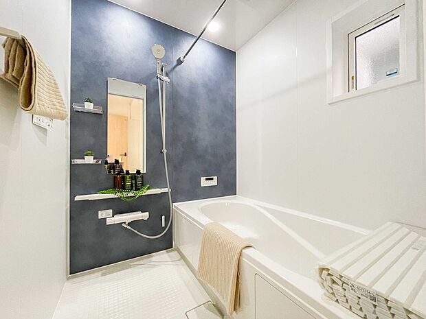 心地よいバスタイムを演出する浴室はゆとりあるサイズを採用。保温機能付き、汚れをはじく有機ガラス系の新素材を採用した浴室。美しく機能的な設備を採用。