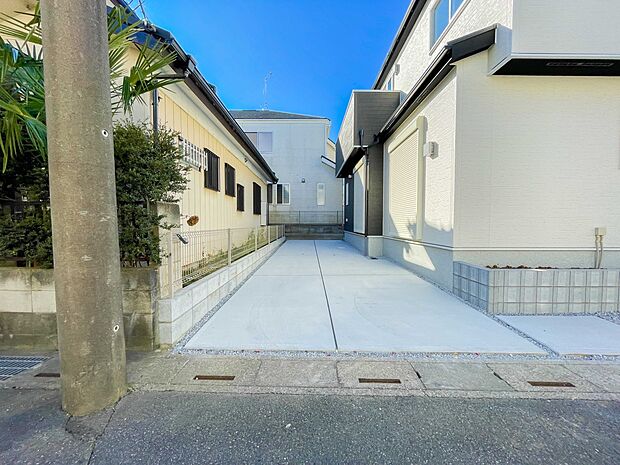 ゆったりとした駐車スペースを確保いたしましたので、大きめのお車でも駐車可能です。自転車やバイクなど、ゆとりのある敷地で置き場所に困ることはないでしょう。