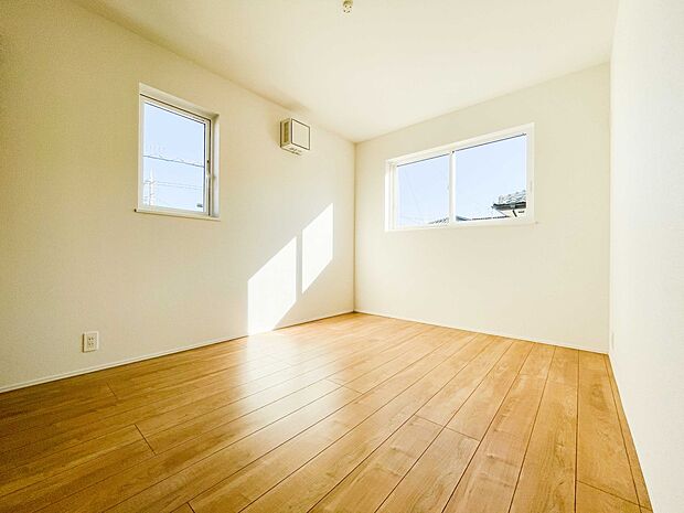 太陽の光がお部屋を照らしてくれます。こんな朝を迎えると今日一日を頑張ろうと思えてきますよね。