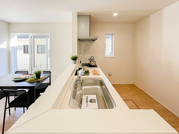 人工大理石のワークトップやシンクは、水を流しただけできれいになったように見えます。白いキッチンは明るく清潔感があり、とっても素敵です。