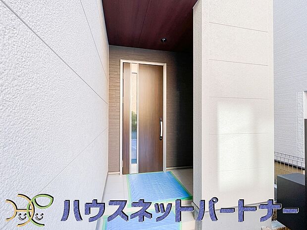 玄関の扉を開けるとそこは家族の待つお家。笑い声が聞こえてきそう。