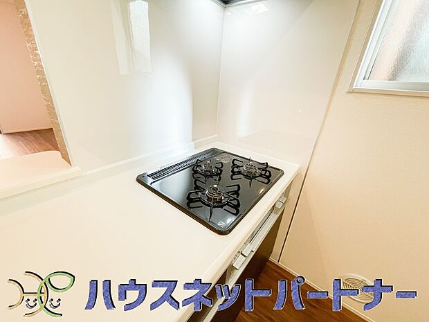三口コンロで料理の幅を拡げてくれる使いやすいシステムキッチンを採用。洗い場も大きいので野菜や食器を洗ったりする際にも捗り、奥様の強い味方となってくれるはずです。