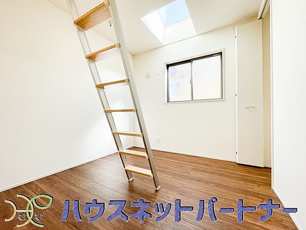 柔らかな光り差し込む家族に優しい洋室は子供部屋にぴったり。