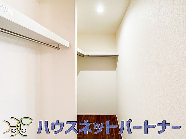 たくさんの洋服をかけてもシワになりにくいウォークインクローゼット。洋服以外にも、普段使わない家電やスーツケース、ストック品など何でも片付く嬉しい空間です。
