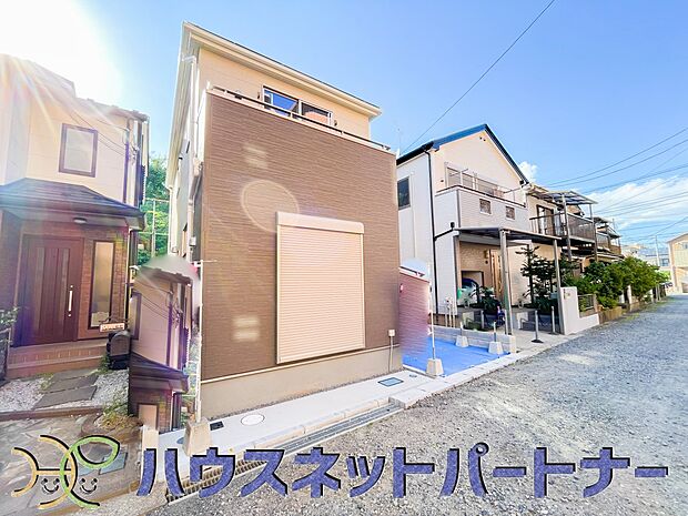 街に溶け合う美しい景観と、採光や風通しを考えて設計された間取り。近隣の視線を考え調整した窓位置など、外観だけでなく、住まうご家族の心地よさを最優先しました。