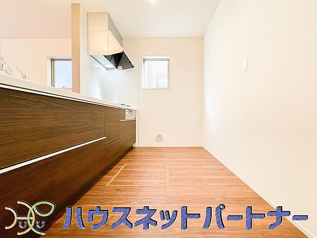 カウンターキッチンなら、リビングで遊ぶ子供の様子を見ながら料理ができるので安心です。料理を運んでもらったり、子供にお手伝いしてもらいやすいのもいいですね♪