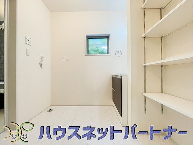 毎日使う洗濯機。しっかりと奥行きのある置き場が確保されています。