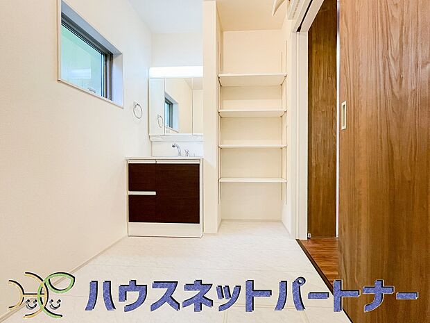 広い脱衣所、洗面台も大きなサイズを設置。建売では見ない広さと解放感。